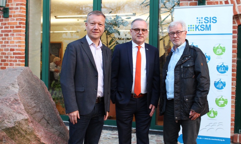 Maik Helterhoff, Matthias Effenberger, Helmut Richter stehen vor Gebäude