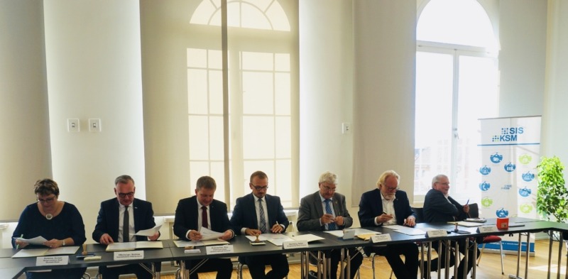 Doreen Radelow (Bürgermeisterin Neustadt-Glewe), Matthias Effenberger ( KSM-Vorstand), Dr. Rico Badenschier (Oberbürgermeister der Landeshauptstadt Schwerin), Stefan Sternberg (Bürgermeister Grabow), Wolfgang Hilpert (Amtsvorsteher des Amts Parchimer Umland), Rolf Christiansen (Landrat des Landkreises Ludwigslust-Parchim) und Reinhard Mach (Bürgermeister Ludwigslust) bei der Vertragsunterzeichnung im Mehrgenerationenhaus Grabow.